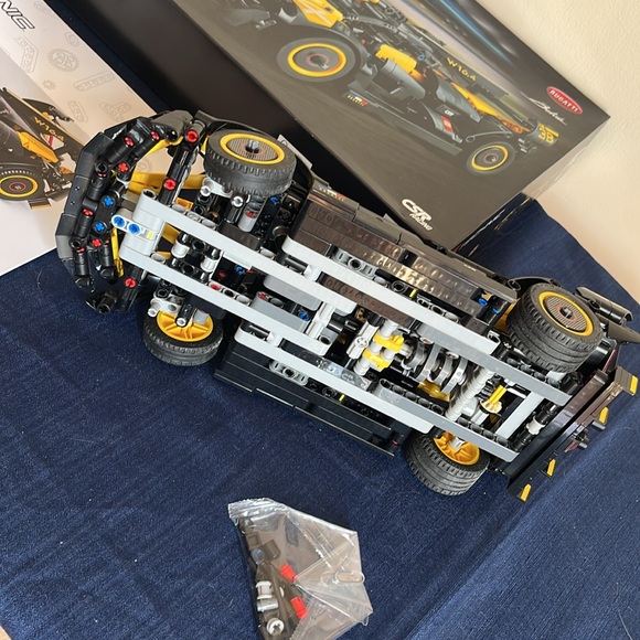 Used. LEGO 9+ Technic Bugatti Bolide - Picture 9 of 9